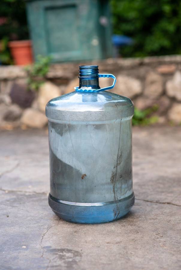 slimy 5 gallon water jug with grime