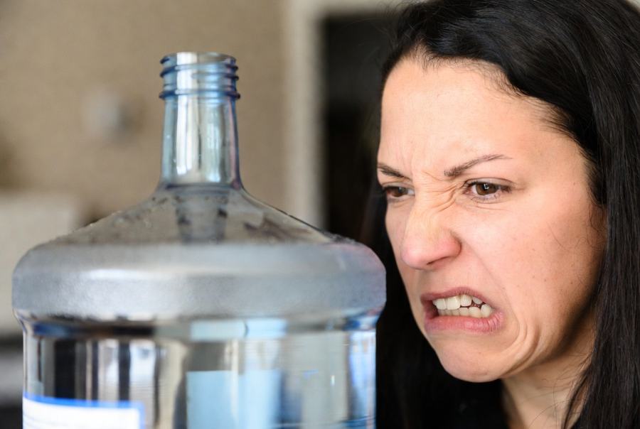vinegar to clean 5 gallon water jug doesn't taste nice