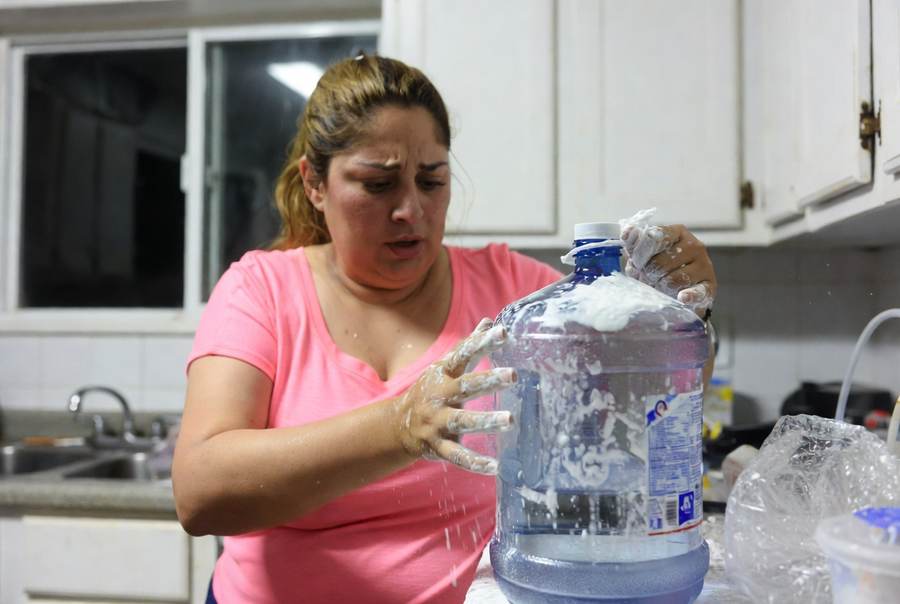 vinegar not sanitizing water jugs properly at home